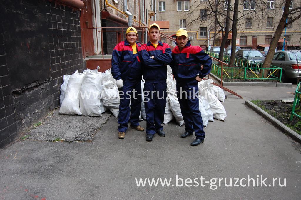Разнорабочие: занимаемся уборкой строительного мусора Разнорабочие: занимаемся уборкой строительного мусора