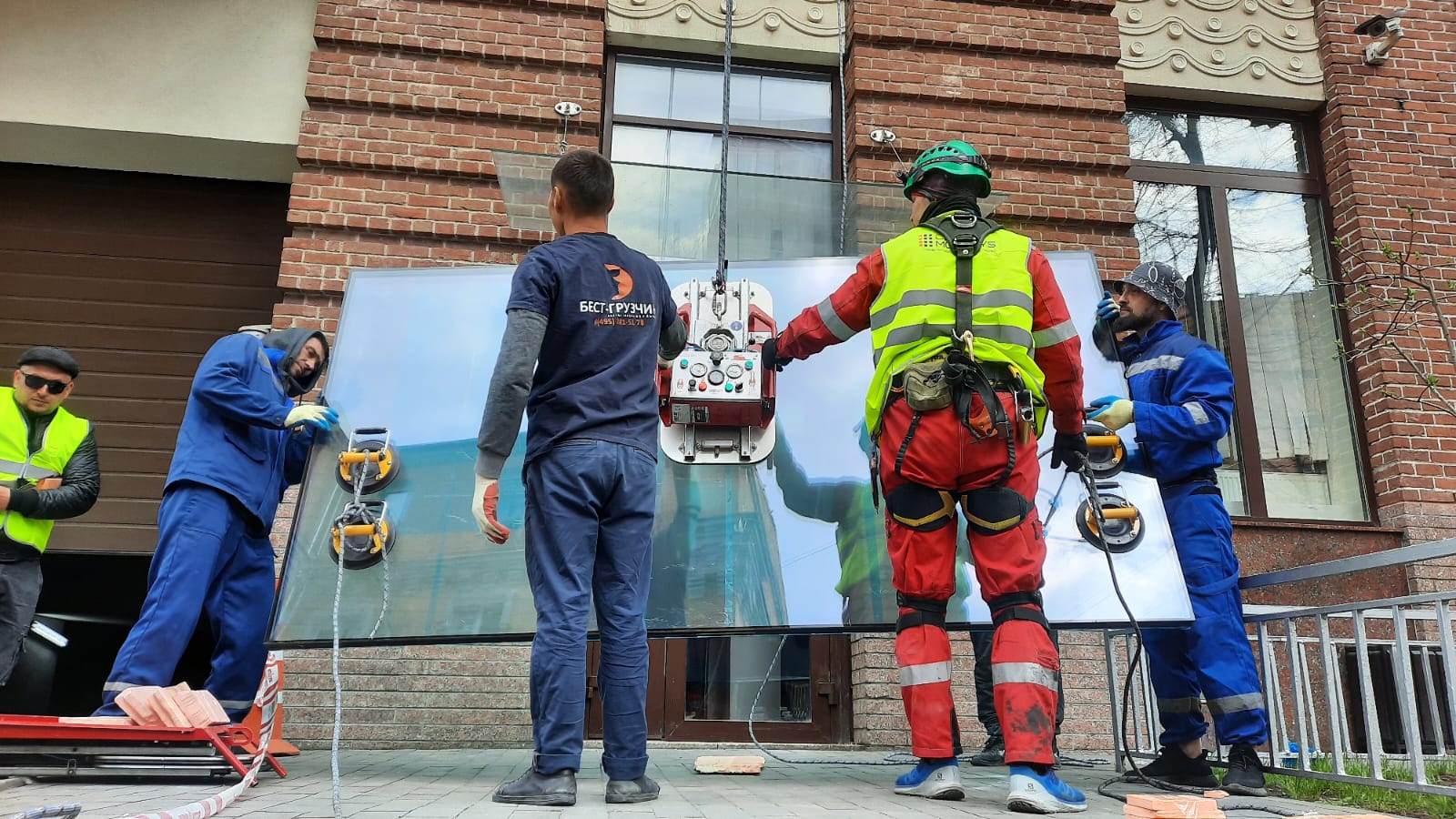 Подъем стеклопакета с грузчиками Подъем стеклопакета с грузчиками
